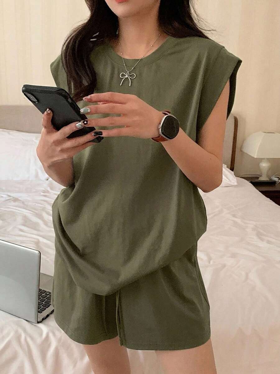 DAZY 2件組純色極簡無袖上衣與短褲套裝 女款居家休閒服 - 軍綠色 - 查看 1