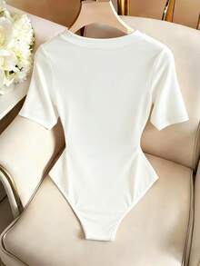 SHEIN Franclia 女士优雅V领蝴蝶花卉印花性感休闲白色短袖连体衣，女士夏季服装，女士优雅连体衣，女士休闲连体衣，白色连体衣，V领连体衣，短袖连体衣，女士沙滩装，女士优雅沙滩泳装，沙滩装，女士度假装，度假装，紧身连体衣，女士运动连体衣，印花连体衣 - 白色 - 查看 2