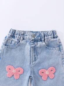 Genkimix Kids Jeans en denim à jambe droite ample pour filles, denim bleu clair délavé, décoré de nœuds en broderie de serviette rose avec des accents de perles au centre, convient pour toutes les saisons, peut être associé à des t-shirts, des sweats-shirts ou des tricots, idéal pour l'école quotidienne, les sorties au parc ou les réunions familiales et autres occasions décontractées - Jean clair - Voir 6