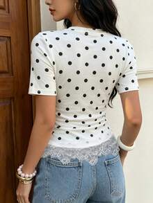 Modelyn 黑色波點圖案女款休閒T恤，夏季時尚圓領短袖上衣，側腰抽褶修身設計，下擺蕾絲飾邊，適合日常與外出穿著 - 彩色 - 查看 2