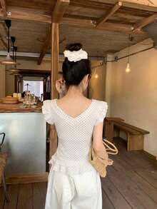 DAZY 女款荷葉邊波點韓風夏季T恤，黑白配色，浪漫可愛，適合早午餐穿著 - 白色 - 查看 2