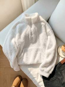 SHEIN 這款青少年女孩白色毛茸茸半拉鍊上衣展現休閒舒適風格。採用蓬鬆親膚的絨毛面料製成，保暖柔軟，穿著時散發溫柔氣息。設計有立領與半拉鍊開襟，外觀俐落，正面配有實用可愛的袋鼠口袋。寬鬆落肩剪裁提供輕鬆舒適感，適合日常與外出穿著，展現慵懶而青春的魅力 - 白色 - 查看 1