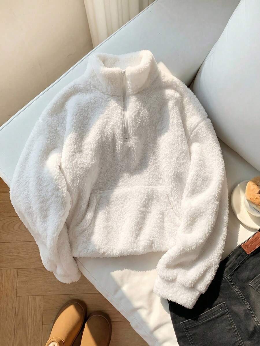 SHEIN 這款青少年女孩白色毛茸茸半拉鍊上衣展現休閒舒適風格。採用蓬鬆親膚的絨毛面料製成,保暖柔軟,穿著時散發溫柔氣息。設計有立領與半拉鍊開襟,外觀俐落,正面配有實用可愛的袋鼠口袋。寬鬆落肩剪裁提供輕鬆舒適感,適合日常與外出穿著,展現慵懶而青春的魅力 - 白色 - 查看 1
