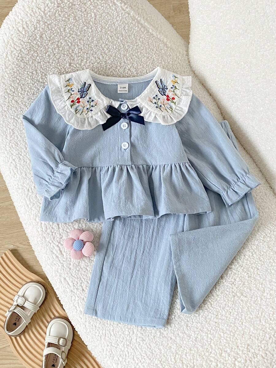 SHEIN Playful Pals 女嬰甜美娃娃刺繡領前扣蝴蝶結寬鬆下擺鬆緊腰直筒長褲長袖套裝 秋季 - 淺藍色 - 查看 1