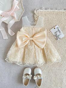SHEIN Glamorique Kids 香檳色女嬰蕾絲刺繡洋裝，可拆卸大蝴蝶結背部設計，高級緞面柔軟薄紗，適合嬰兒週歲生日派對、生日派對、高端家庭聚會、婚禮花童、家庭聚會及其他重要場合，日常拍照、度假洋裝，夏季短洋裝 - 杏色 - 查看 3