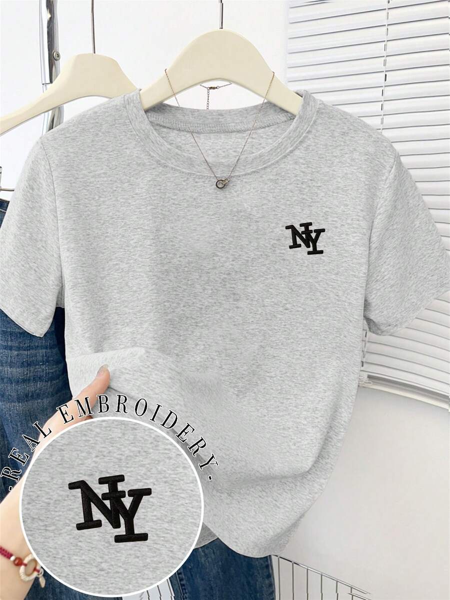 Resyla 女款黑色紐約 NY 字母刺繡寬鬆圓領短袖 T 恤,休閒夏季上衣,淺灰色休閒短袖,優雅舒適設計,休閒外出 T 恤 - 淺灰色 - 查看 1