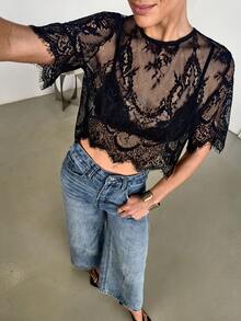 Lavishia 女款花卉蕾絲圓領短袖透視性感上衣 - 黑色 - 查看 2