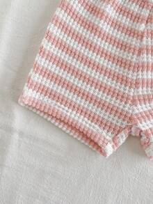SHEIN Playful Pals 女嬰夏季可愛草莓刺繡條紋無袖上衣與短褲套裝 寬鬆版型 黑白格紋 度假休閒穿搭 - 粉色 - 查看 6