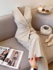 SHEIN Clasi 女款優雅 2026 春夏不對稱無袖百褶金屬鈕扣長褲兩件套 - 杏色 - 查看 2
