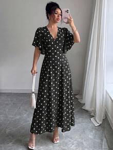 SHEIN Clasi 女款V領收腰A字版型前排扣開衩傘袖短袖杏色底咖啡棕浪漫大波點長洋裝 法式優雅復古 正式辦公通勤休閒沙灘度假海灘風 西式街頭風街拍 極簡百搭時尚 可調節下午茶聚會居家休閒舒適波希米亞風 春夏新款 - 黑色 - 查看 4