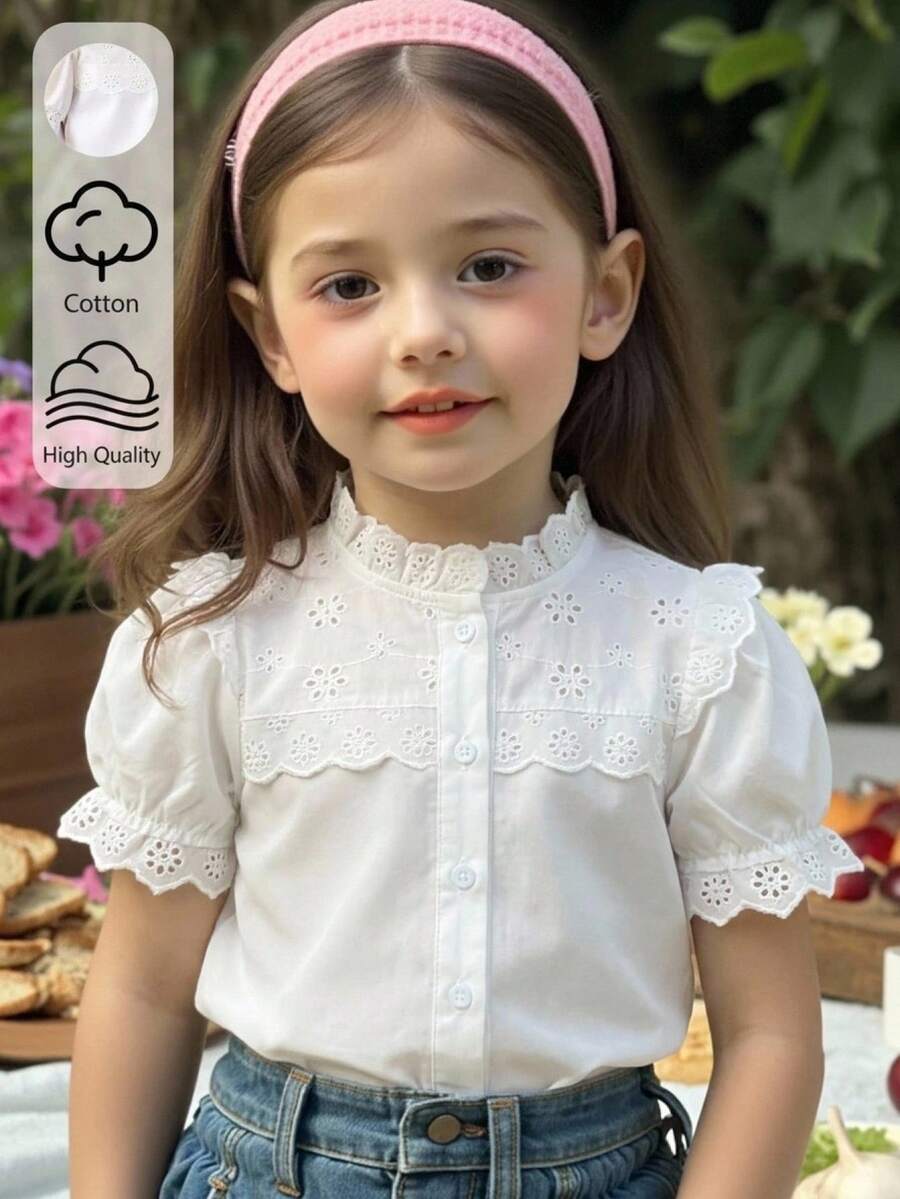 SHEIN Elladie kids 少女夏季法式優雅田園風上衣，白色純色梭織面料，短袖娃娃領上衣，袖口與領口鏤空蕾絲飾邊，全身精緻刺繡面料，泡泡袖配荷葉邊，俏皮可愛，單排珍珠白鈕扣點亮純淨背景，適合少女可愛俏皮、休閒時尚、法式極簡、甜美通勤穿搭，適用於日常上學、出遊、度假、派對、節日、派對穿著、實用時尚、島嶼風、海灘週末、夏季穿搭 - 白色 - 查看 1