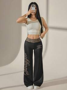 SHEIN PETITE Calça Feminina Casual Vintage Punk Y2K Versátil para Festa e Aeroporto, Estampa de Onça com Gráfico em Cursiva Inglesa, Cós Largo Contrastante, Confortável, para Primavera/Verão, para Mulheres Petite - Preto - Visão 4