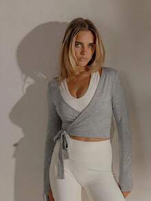Aralina Einfarbiges kurzes Sport-T-Shirt mit Bindeband - Grau - Übersicht 4