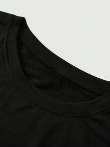Manfinity Roghcode 男士黑色T恤套裝，復古彩色面具肖像圖案，哥德體字體，街頭風，嘻哈風格，休閒穿搭 - 黑色 - 查看 4