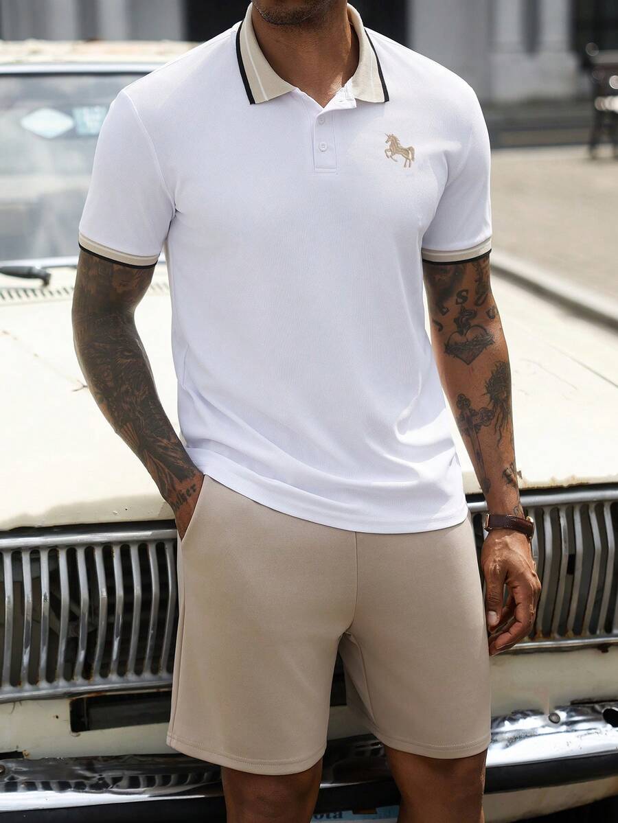 Manfinity CasualCool 男士刺繡羅紋領成熟休閒短袖 Polo 衫與短褲套裝 - 彩色 - 查看 1