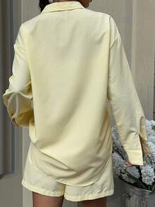 SHEIN EZwear 女士两件套黄色条纹长袖印花衬衫和带口袋的弹力短裤性感休闲运动套装，春夏服装，女士沙滩装 - 黃色 - 查看 2