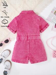 SHEIN 女嬰牛仔連身褲，夏季輕量新品，雪洗玫瑰紅，可愛甜美酷街頭時尚度假設計，時尚百搭，翻領短袖設計，單排扣門襟，愛心貼布口袋裝飾，彈性腰帶，貼布口袋裝飾，短褲，捲邊袖口，無彈性牛仔布，柔軟舒適棉質牛仔面料，日常外出、聚會、派對、學校、居家、通勤，2026夏季新品 - 粉色 - 查看 2