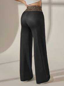 SHEIN PETITE Calça Feminina Casual Vintage Punk Y2K Versátil para Festa e Aeroporto, Estampa de Onça com Gráfico em Cursiva Inglesa, Cós Largo Contrastante, Confortável, para Primavera/Verão, para Mulheres Petite - Preto - Visão 2