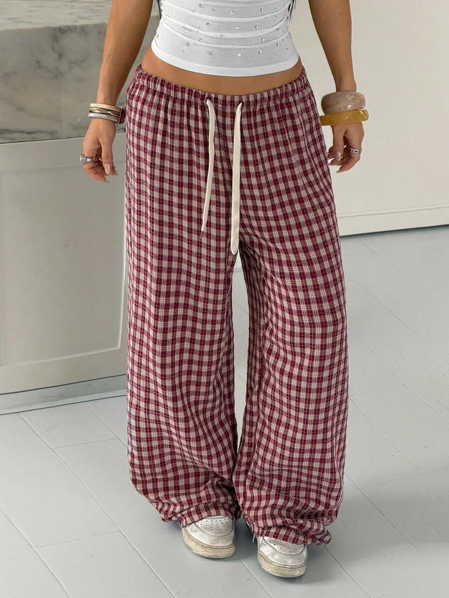 StreetHx Petite Celana Panjang Wanita Motif Kotak-kotak Merah dengan Tali Serut di Pinggang dan Potongan Lebar, Model Longgar - Burgundy - View 1