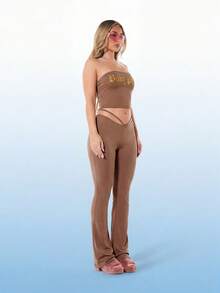 BABYPHAT Quần legging ống loe bằng vải jersey với chi tiết cắt chữ V ở eo và họa tiết cánh vàng ở lưng. - Màu nâu Sô-cô-la - Xem 5