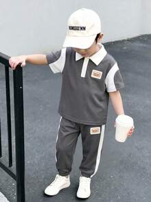SHEIN Streecool Kids 男童休闲Polo衫长裤套装（2件套），撞色设计，适合日常、休闲、度假、聚会、街头风格等场合。 - 棕色 - 查看 2
