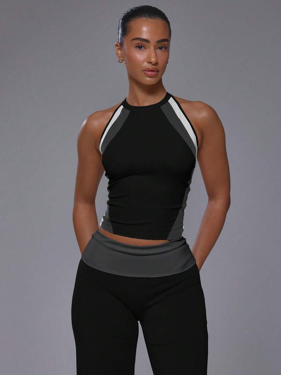 Musera Sport Top deportivo ajustado con paneles frontales de color contrastante, cuello redondo y espalda de nadador - Negro - Ver 1
