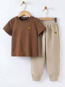 SHEIN 2件組男童休閒短袖T恤與長褲套裝，適合通勤、上學、日常休閒、旅行、運動、節日聚會，適用於春、夏、秋、冬 - 卡其色 - 查看 5