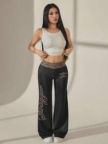 SHEIN PETITE Calça Feminina Casual Vintage Punk Y2K Versátil para Festa e Aeroporto, Estampa de Onça com Gráfico em Cursiva Inglesa, Cós Largo Contrastante, Confortável, para Primavera/Verão, para Mulheres Petite - Preto - Visão 6