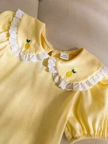SHEIN Genkimix Kids 女童可爱浅黄色彼得潘领荷叶边柠檬刺绣短袖T恤，休闲夏季装 - 彩色 - 查看 4