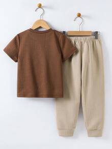 SHEIN 2件組男童休閒短袖T恤與長褲套裝，適合通勤、上學、日常休閒、旅行、運動、節日聚會，適用於春、夏、秋、冬 - 卡其色 - 查看 6