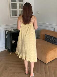 Dazy Plus 小碎花細肩帶荷葉邊優雅中長版居家服 可愛大尺碼女款 春夏粉色睡袍 - 黃色 - 查看 5