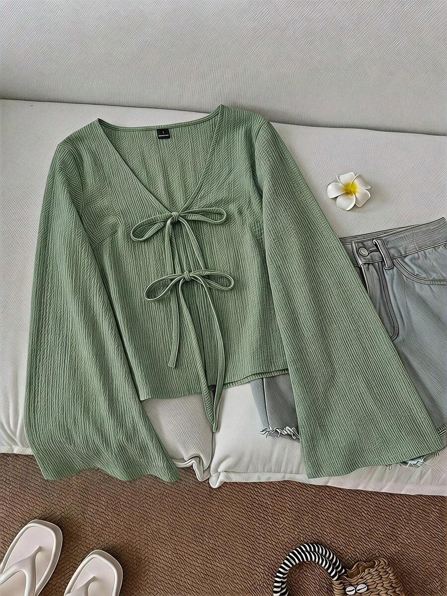 SHEIN LUNE 女款紋理百搭上衣,綠色與淺綠色;女款休閒素色V領喇叭袖前扭結襯衫;繫帶前休閒上衣 - 綠色 - 查看 1