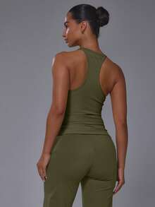 Musera Sport Top deportivo ajustado con paneles frontales de color contrastante, cuello redondo y espalda tipo nadadora - Caqui - Ver 4