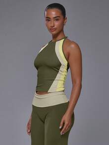 Musera Sport Top deportivo ajustado con paneles frontales de color contrastante, cuello redondo y espalda tipo nadadora - Caqui - Ver 3