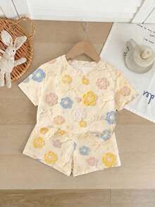 SHEIN LMoss Kids 優雅可愛 3D 花朵蝴蝶結圖案 嬰兒女童休閒舒適圓領 T 恤與短褲 2 件套，親子套裝，適合春夏日常、婚禮季、開學季、休閒穿搭 - 彩色 - 查看 3