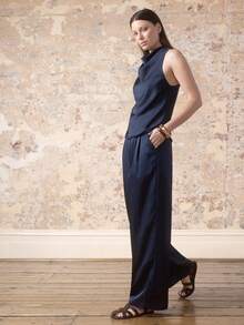 KÆRIA Hus Avel Drape 垂墜長褲 流暢緞面 套裝穿搭 深墨藍色 夏季 婚禮賓客 穿搭組合 CBK - 藍色 - 查看 2