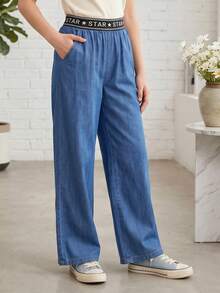 SHEIN 青少年女孩牛仔褲，夏季新品，時尚休閒風，中藍色提花字母彈性腰頭，寬鬆直筒版型，輕量柔軟冰絲牛仔面料，舒適親膚，時尚女孩必備，簡約休閒百搭，適合日常穿著、拍照、購物與戶外活動 - 中等水洗藍 - 查看 9