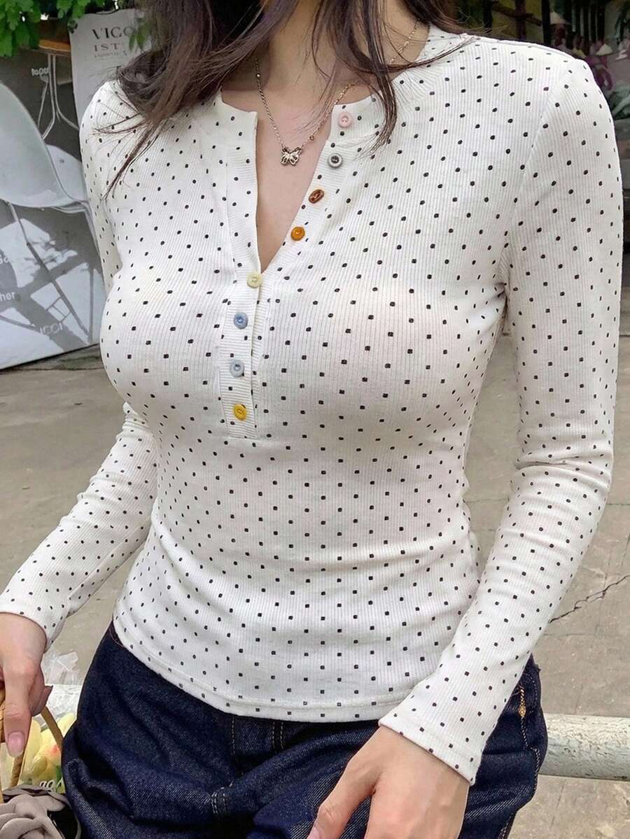 DAZY 女款修身短袖T恤,波點白色搭配彩色鈕扣裝飾,休閒街頭運動音樂節風格,春夏長袖 - 白色 - 查看 1