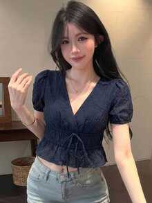 Joudiya 春夏藍色深色花卉刺繡休閒街頭婚宴收腰繫帶前襟短袖女式襯衫 - 藏蓝色 - 查看 1