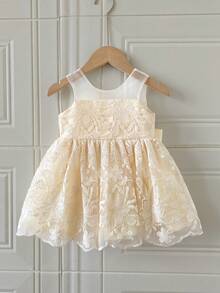 SHEIN Glamorique Kids 香檳色女嬰蕾絲刺繡洋裝，可拆卸大蝴蝶結背部設計，高級緞面柔軟薄紗，適合嬰兒週歲生日派對、生日派對、高端家庭聚會、婚禮花童、家庭聚會及其他重要場合，日常拍照、度假洋裝，夏季短洋裝 - 杏色 - 查看 8