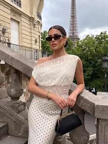 Lumalex Top estivo corto con scollo asimmetrico, pois bianchi e rete svizzera, sovrapposizione drappeggiata, vita arricciata, texture trasparente, orlo con volant e spalle scoperte - Bianco - Visualizzare 2