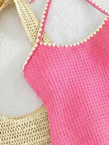 SHEIN Swim 女款一件式泳衣 深棕色3D紋理面料搭配奶油白鉤編飾邊 掛脖繫帶 開背 高衩 貼身 復古度假風 春季復活節海灘沿海假期時尚造型 深棕底色配3D蜂巢紋理 奶油白對比鉤編飾邊 掛脖繫帶設計 開背高衩剪裁 復古度假風 適合春季復活節海灘衝浪沿海旅行攝影假期出遊 打造時尚慵懶高級感 - 玫紅色 - 查看 7
