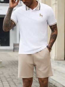 Manfinity CasualCool 男士刺繡羅紋領成熟休閒短袖 Polo 衫與短褲套裝 - 彩色 - 查看 3