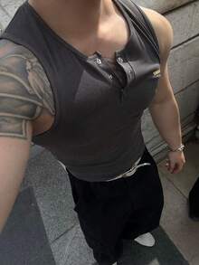 DAZY 深灰色半鈕扣金屬拼接設計高彈力面料修身男士背心 - 深灰色 - 查看 1