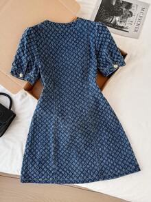 SHEIN PETITE Vestido de mujer PETITE con cuello en V, mangas abullonadas y jacquard de mezclilla, vestidos casuales de uso diario & de verano para mujer, vestido de jacquard de mezclilla para mujer, atuendos elegantes & de salida de verano - Azul lavado oscuro - View 2