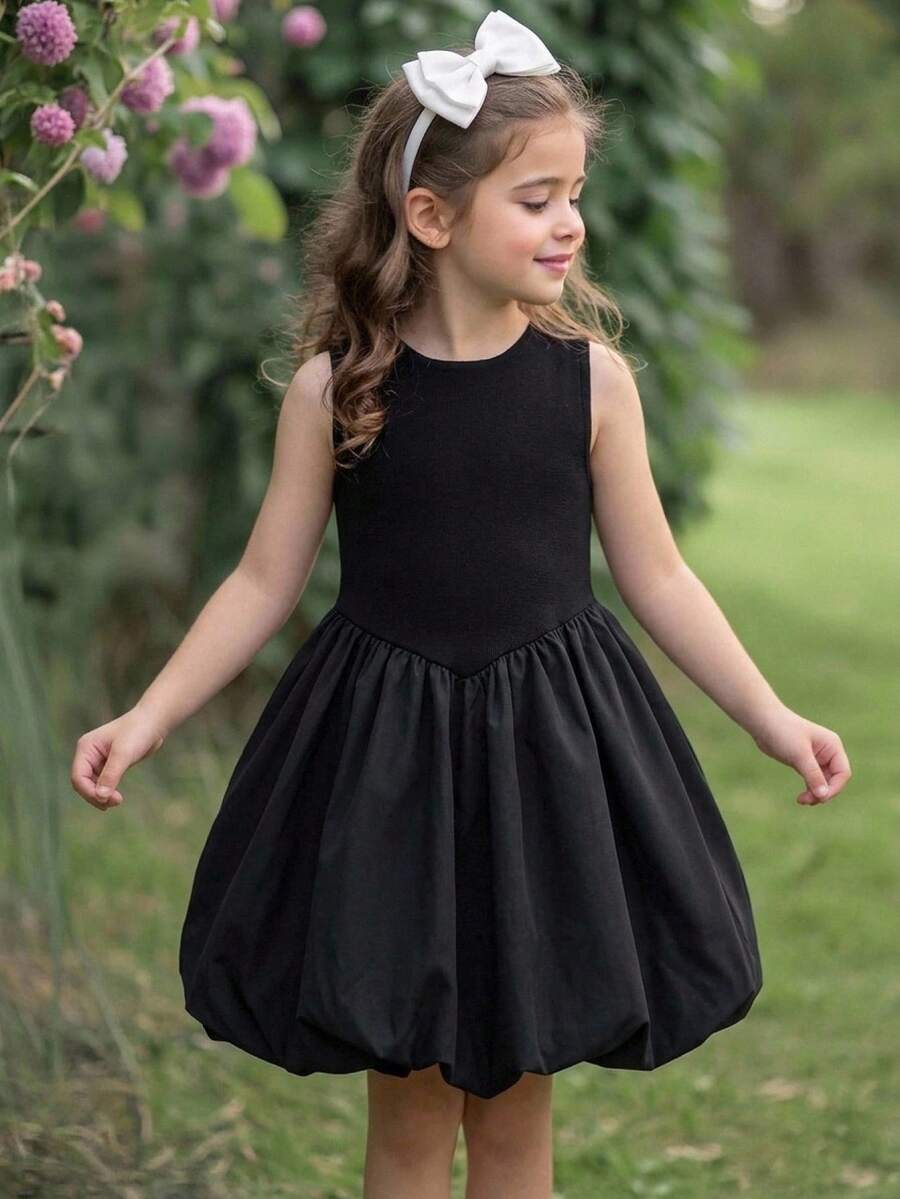 Elladie kids 女童(小号)连衣裙,圆领设计,贴合颈部线条,简约柔美,蓬松的裙摆饰有花朵蓬蓬裙,宛如被柔软的云朵包裹。后背饰有白色编织蝴蝶结——纯白与沉稳的黑色碰撞,瞬间提亮甜美元素;编织蝴蝶结自然垂落,为简约的后背增添动感层次。非常适合夏季穿着。 - 淺藍色 - 查看 1