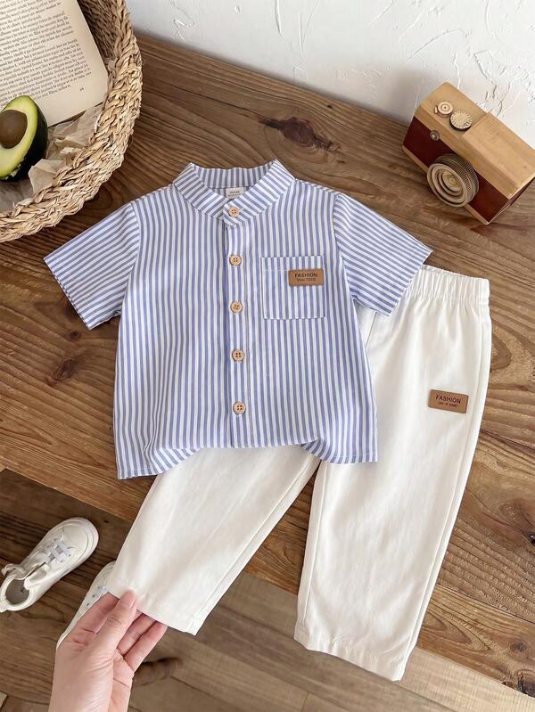 Set de 2 piezas de ropa para niños pequeños, camisa de manga corta a rayas azul y blanca con cuello y botones marrones y parche de cuero, combinada con pantalones blancos, adecuado para cenas, fiestas, cumpleaños