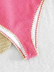 SHEIN Swim 女款一件式泳衣 深棕色3D紋理面料搭配奶油白鉤編飾邊 掛脖繫帶 開背 高衩 貼身 復古度假風 春季復活節海灘沿海假期時尚造型 深棕底色配3D蜂巢紋理 奶油白對比鉤編飾邊 掛脖繫帶設計 開背高衩剪裁 復古度假風 適合春季復活節海灘衝浪沿海旅行攝影假期出遊 打造時尚慵懶高級感 - 玫紅色 - 查看 8