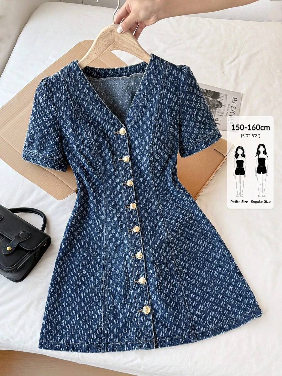 SHEIN PETITE Vestido de mujer PETITE con cuello en V, mangas abullonadas y jacquard de mezclilla, vestidos casuales de uso diario & de verano para mujer, vestido de jacquard de mezclilla para mujer, atuendos elegantes & de salida de verano - Azul lavado oscuro - View 1