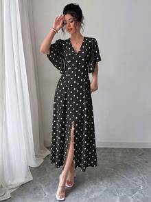 SHEIN Clasi 女款V領收腰A字版型前排扣開衩傘袖短袖杏色底咖啡棕浪漫大波點長洋裝 法式優雅復古 正式辦公通勤休閒沙灘度假海灘風 西式街頭風街拍 極簡百搭時尚 可調節下午茶聚會居家休閒舒適波希米亞風 春夏新款 - 黑色 - 查看 5